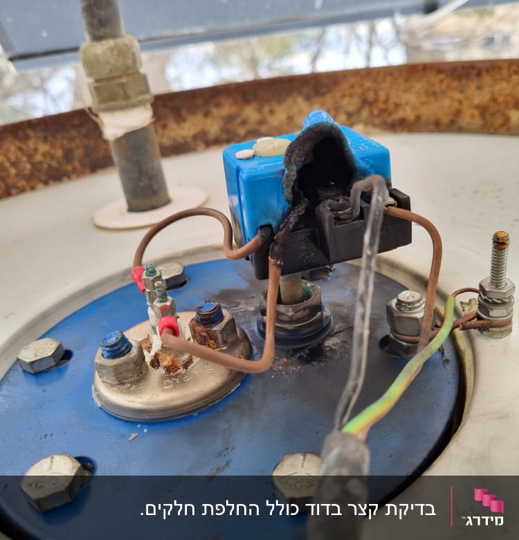 חיבורים חשמליים עם כבלים ומחבר שרוף